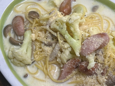 カリフラワーとウインナーとしめじの白いスープスパ